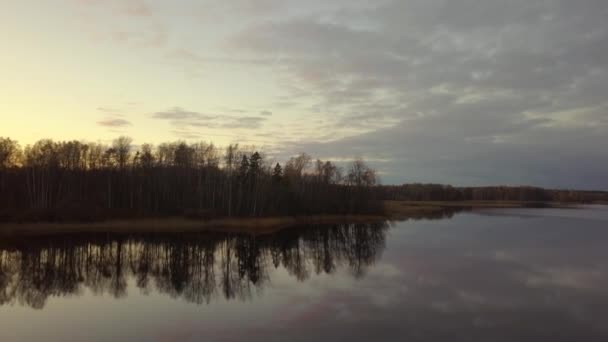 Aéreo o drone da manhã, nascer do sol do outono, reflexões sobre a superfície da água e da floresta — Vídeo de Stock