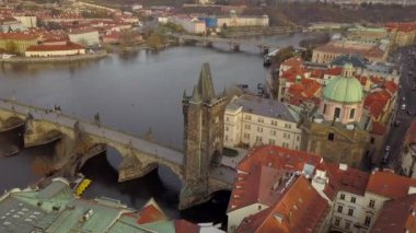 Prag, Karlov bridje havadan görünümü. Vltava Nehri.