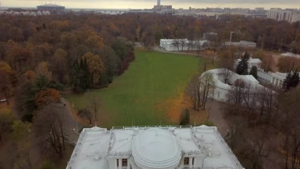 Vista aérea Elagin Palace Island. Hojas de otoño naranja . — Vídeo de stock