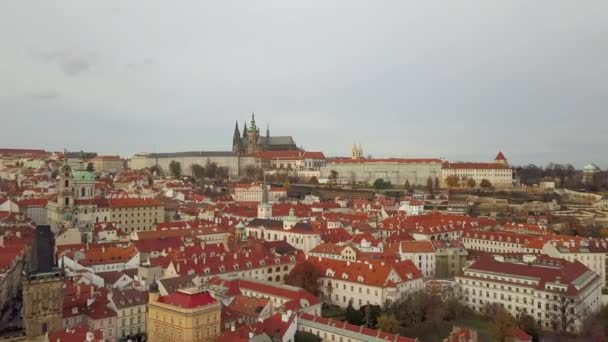 Prag 'daki St. Vitus Katedrali 'ne kadar havadan panoramik manzara — Stok video