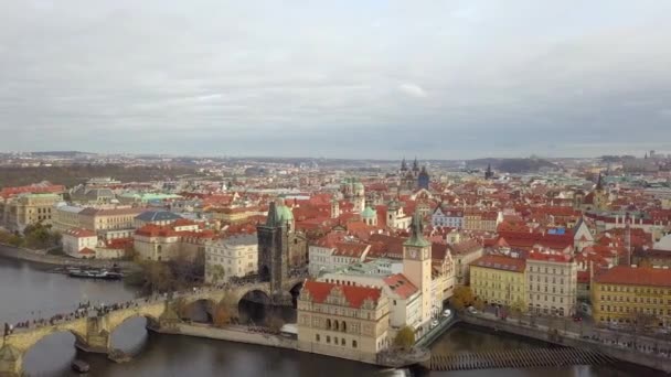 Prága, a légi felvétel Karlov bridje. Moldva folyó. — Stock videók