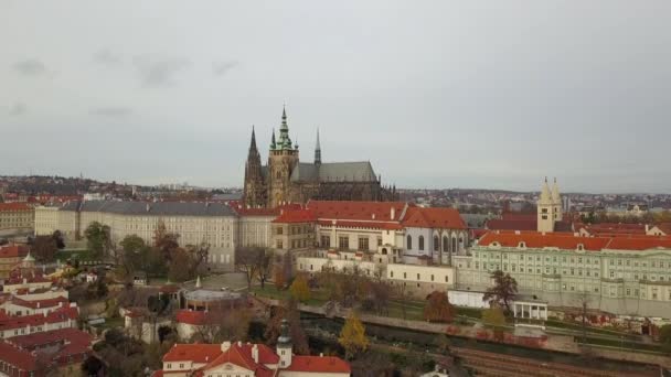 Aerial panoramic view from the air to St. Vitus Cathedral in Prague — Stock Video