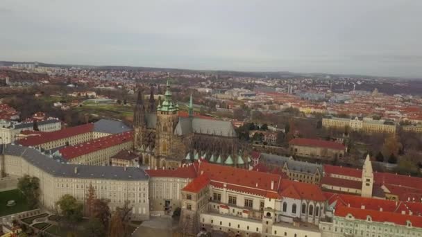 Εναέρια θέα από τον αέρα προς τον καθεδρικό ναό του Αγίου Βίτου στην Πράγα — Αρχείο Βίντεο