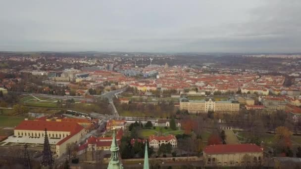 Vista panorâmica aérea para a Catedral de São Vito em Praga — Vídeo de Stock