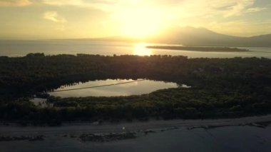 Günbatımı tropikal ada ile deniz güzel havadan manzara