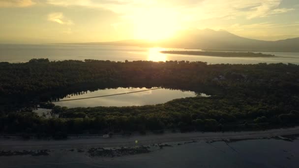 Beau paysage aérien de la mer avec île tropicale au coucher du soleil — Video