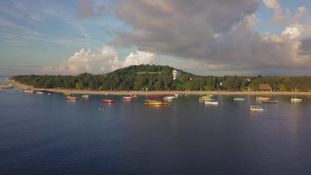 Tropical île aérienne. Belle vue d'ensemble des bateaux sur l'eau près de la ligne côtière — Video