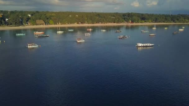 Pulau tropis udara. Lombok, gili. Gambaran indah dari perahu di perairan dekat garis pantai, Meluncur paralel . — Stok Video