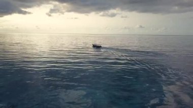 Hava drone görünümü. Turizm için sürat teknesi okyanusa gider