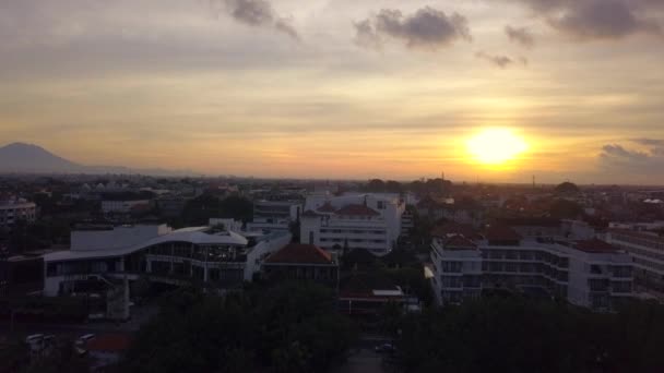 Widok z lotu ptaka pięknej plaży, Hotele, Bali, Kuta. Piękny widok ładne tropikalnej plaży z powietrza. — Wideo stockowe