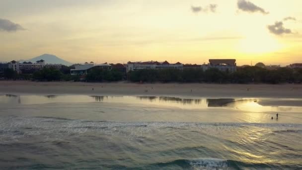 Légi felvételek a gyönyörű tengerpart, szállodák, Bali, Kuta. — Stock videók