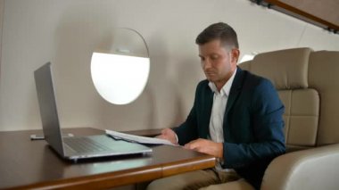 Özel Jet kabin içinde uyuyan genç girişimci