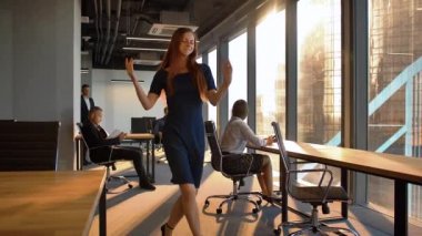 Modern ofis içinde dans çekici iş kadın