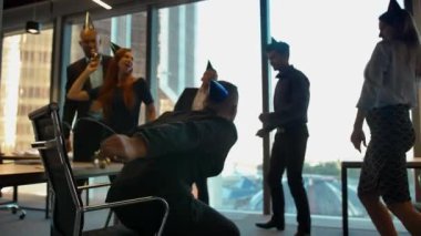 Mutlu çalışanlar serpantin ile ofiste Doğum günü kutluyor