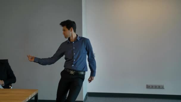 comédie musicale. Tout le monde danse maintenant. Les hommes d’affaires commencent à danser dans le Bureau.