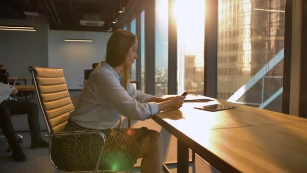 Jeune femme d’affaires à l’intérieur assis fauteuil dansant