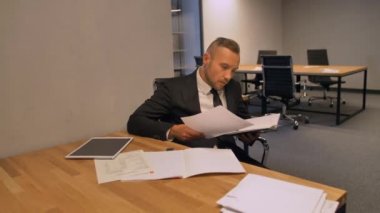 Gece ofisi kapalı belgelerde çalışan emin işadamı