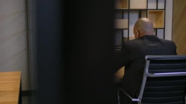 Toplantı odası iki emin Afrikalı Amerikan ve Kafkas Bussines insanlar.