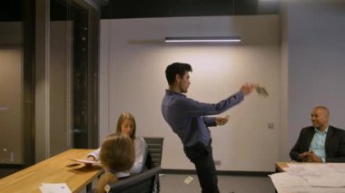 İspanyol girişimci Piyango kazanan olarak meslektaşları dolar para yağmur yapmak