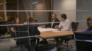 İş ekibi, Kafkas ve Aframerican, sanal gerçeklik gözlükleri kullanarak yol çizimi tartışıyor.