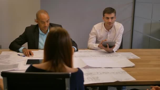 Entrepreneur confiant dans les lunettes de réalité virtuelle. Groupe de jeunes ingénieurs travaillant.