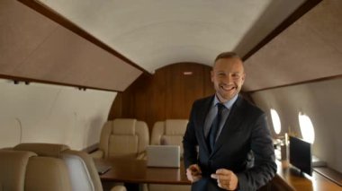 Özel jet içinde işadamı komik dans