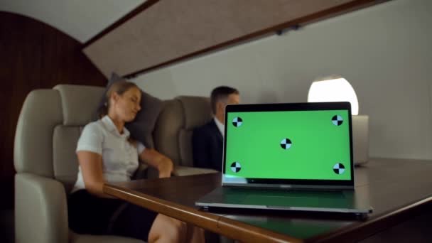 Bereit für die Verfolgung von Notebook-Displays an Bord von Privatjets — Stockvideo