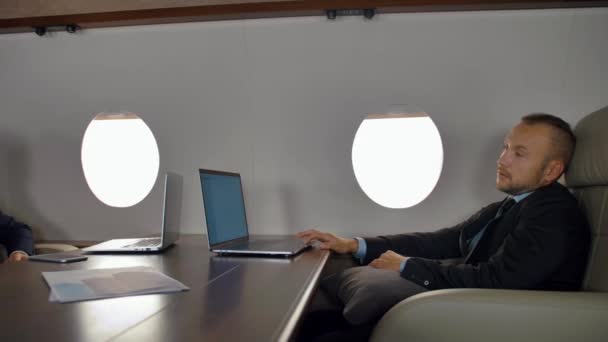 Businesspeople have deal discussion inside of luxury jet — 비디오