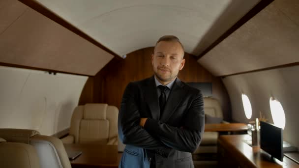 Zelfverzekerde zakenman in privéjet cabine — Stockvideo