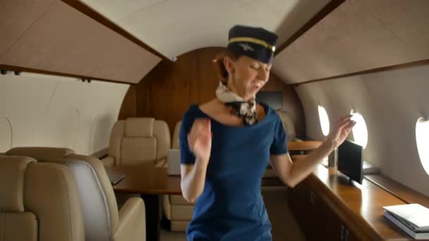 Stewardess tanzt freudig in Privatjet-Kabine — Stockvideo