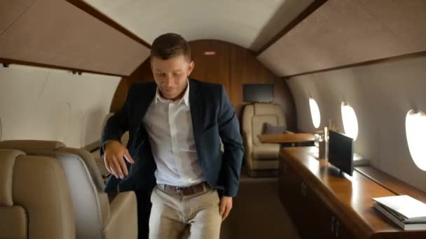 Alegre empresario confiado bailando dentro de un avión de lujo — Vídeos de Stock