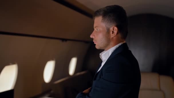 Trygg affärsman porträtt i privat jet. — Stockvideo