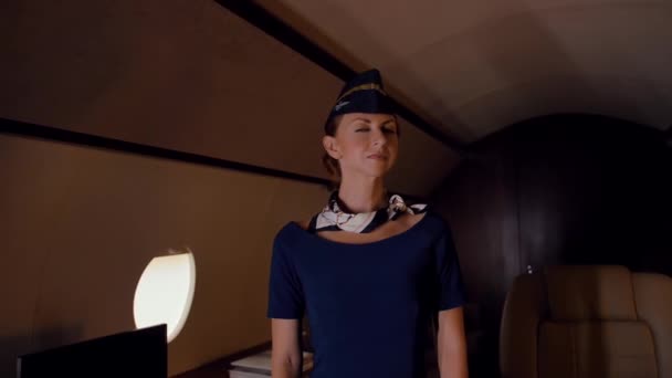 Epic shot de los anfitriones de aire en jet board de negocios — Vídeos de Stock