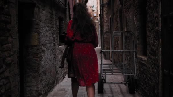 Carefree female tourist running in the of venice yard — Stock Video