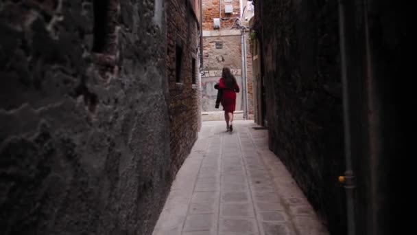 无忧无虑的女游客与帽子在威尼斯院子里运行 — 图库视频影像