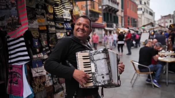 Um músico de rua está tocando acordeão — Vídeo de Stock