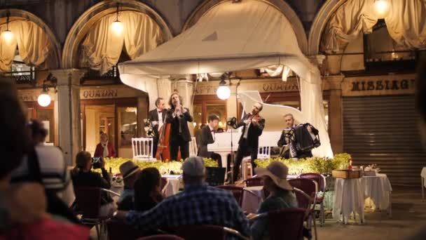 Ορχήστρα στο εστιατόριο στην πλατεία του Αγίου Μάρκου — Αρχείο Βίντεο