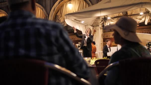 Orquesta en el restaurante de la plaza San Marco — Vídeos de Stock