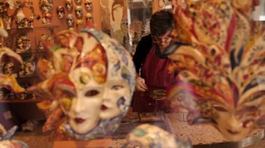 Master Venedik maskeleri yapar