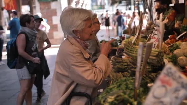 Straßenmarkt in Venedig. Einheimische kaufen Gemüse und Obst — Stockvideo