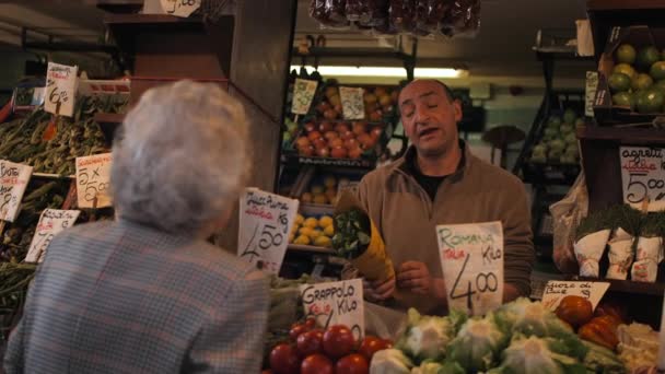 Gatumarknad i Venedig. Lokalbefolkningen köpa grönsaker och frukter — Stockvideo