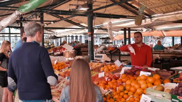 Gatumarknad i Venedig. Lokalbefolkningen köpa grönsaker och frukter — Stockvideo