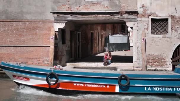 Madre e hija en el muelle de Venecia — Vídeo de stock