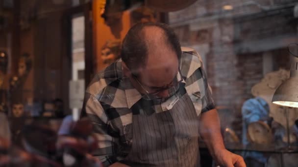 Мастер делает венецианские маски — стоковое видео