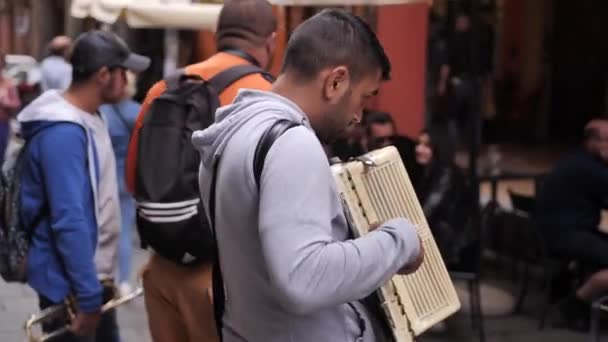 볼로냐의 보행자 거리에 있는 거리 음악가 — 비디오