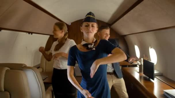 Empresarios bailando dentro de aviones de primera clase — Vídeos de Stock