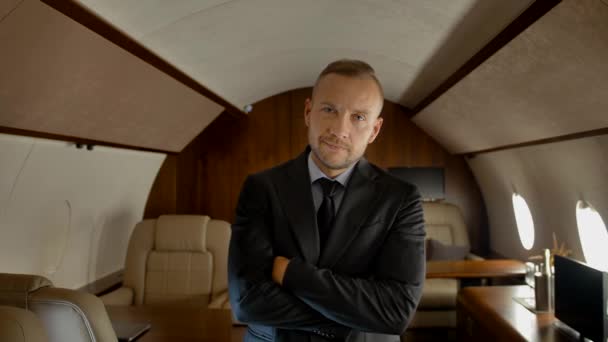Успішний бізнесмен в приватному літаку — стокове відео