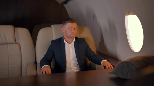Retrato del empresario sentado en un cómodo sillón jet de negocios — Vídeos de Stock