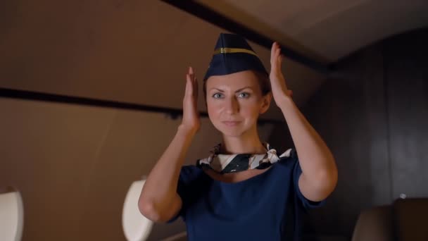 Air hostess rechtzetten hoed binnen van Private Jet — Stockvideo