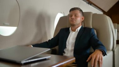 Genç girişimci hava özel jet içinde rahat koltukta uyku